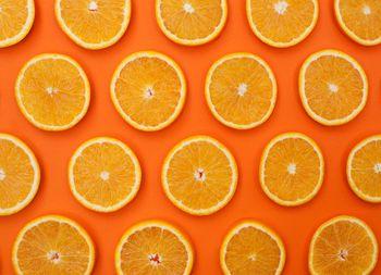 Owoce na pomarańczowym tle