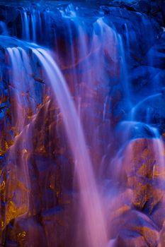 Wodospad w fioletowej scenerii
