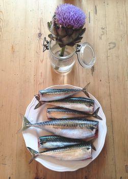 Ryby na białym talerzu