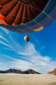 Latający balon na pustyni