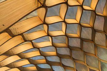 Drewniana instalacja o falistym kształcie