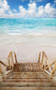 Drewniane schody do morza