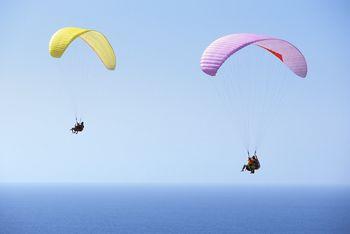 Dwie motolotnie nad morzem