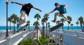 Dwóch chłopaków na desce