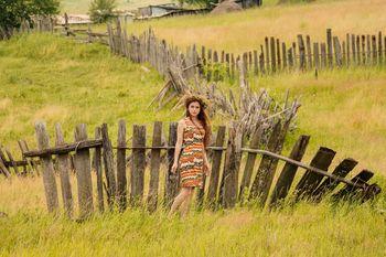 Dziewczyna pozująca na wsi