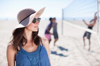 Dziewczyna w okularach przeciwsłonecznych