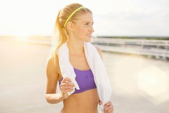 Dziewczyna wycierająca się ręcznikiem po bieganiu