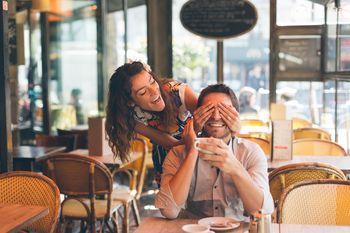 Dziewczyna zaskoczyła swojego chłopaka w restauracji