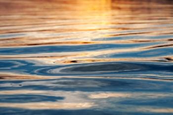 Fale o zachodzie słońca