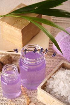 Fioletowy olejek w słoiku