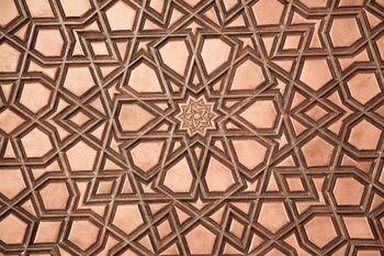 Geometryczne żłobienie w odcieniach brązu