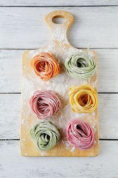 Gniazdka makaronu obsypane mąką