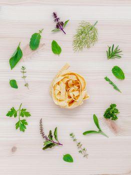 Gniazdko makaronu i zioła