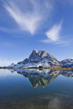 Góra Mt Peitlerkofel nad jeziorem w Południowym Tyrolu, Włochy