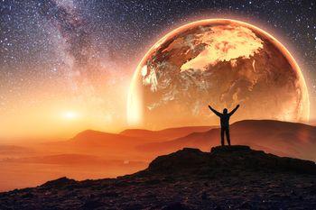 Ilustracja z postacią na tle planety