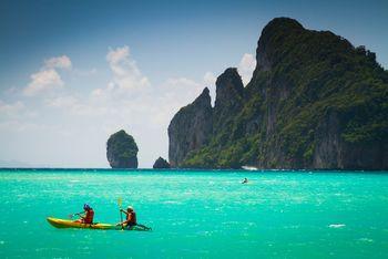 Kajakarze na turkusowej wodzie