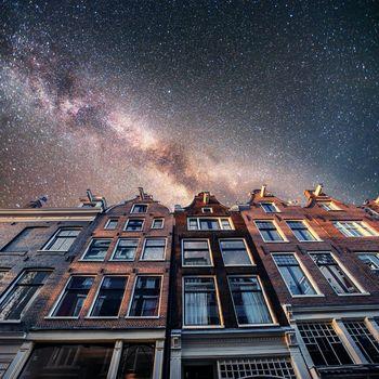 Kamienica na tle gwiazd