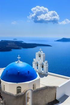 Kaplica na tle morza