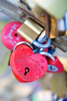Kłódka z miłosnym napisem