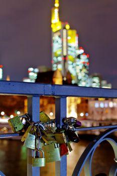 Kłódki na moście nocą