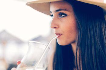 Kobieta pijąca napój