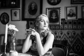 Kobieta siedząca w kawiarni 