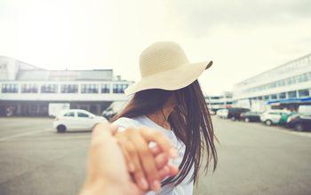 Kobieta trzymająca partnera za dłoń