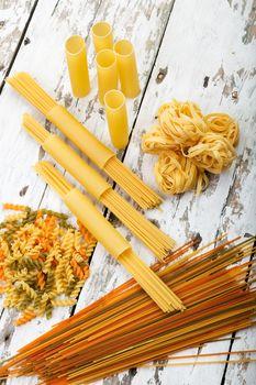 Kolorowe rodzaje makaronu