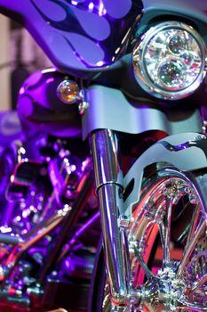 Kolorowy chromowany motocykl