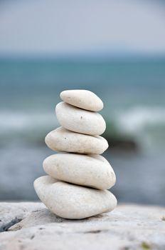 Kompozycja z białych kamieni