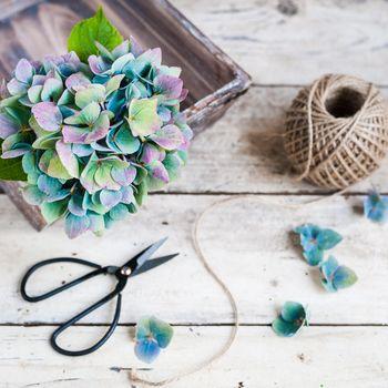 Kompozycja z parcianym sznurkiem