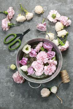 Kompozycja z pastelowych kwiatów