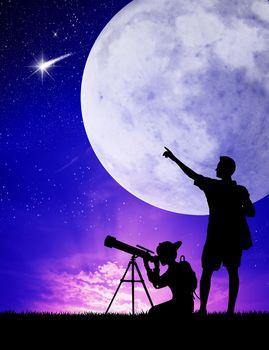Para obserwuje kosmos za pomocą teleskopu
