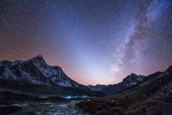 Rozgwieżdżone niebo na tle gór