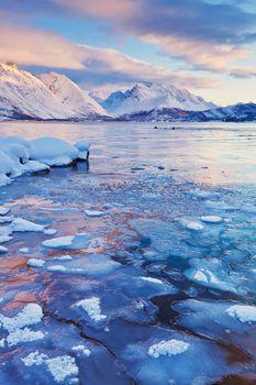 Krajobraz przedstawiający zamarznięte morze w Norwegii