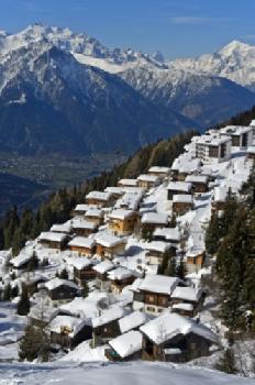 Alpejska wioska w śniegu