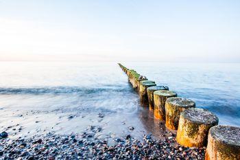 Falochron przy plaży. Bałtyk