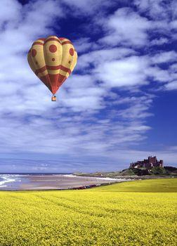 Kolorowy balon unoszący się nad plażą. Anglia