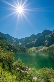 Morskie Oko w promieniach słońca