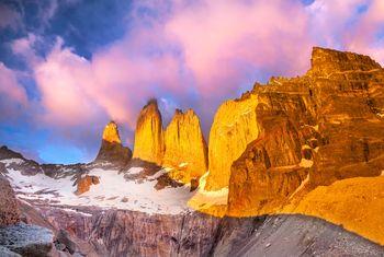 Piękny wschód słońca w parku narodowym Torres del Paine, Patagonia, Chile