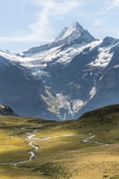 Widok na ośnieżony Eiger w Szwajcarii