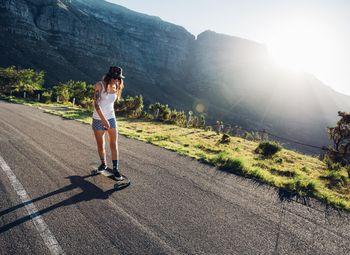 Dziewczyna zjeżdża z góry na longboardzie