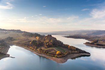 Malownicze jezioro w Czorsztynie