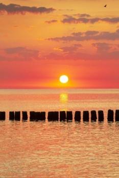 Malowniczy zachód słońca w Dziwnowie