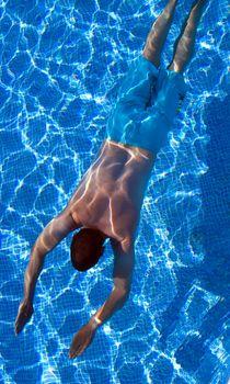 Mężczyzna płynący pod wodą