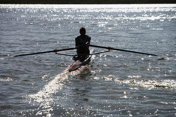 Mężczyzna płynący w kajaku