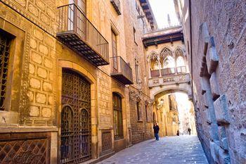 Carrer del bisbe, ulica w Barcelonie. Hiszpania