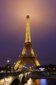 Oświetlona wieża Eiffla nocą