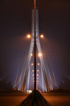 Oświetlony most nocą