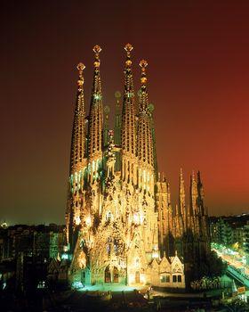 Sagrada Familia nocą, Barcelona. Hiszpania